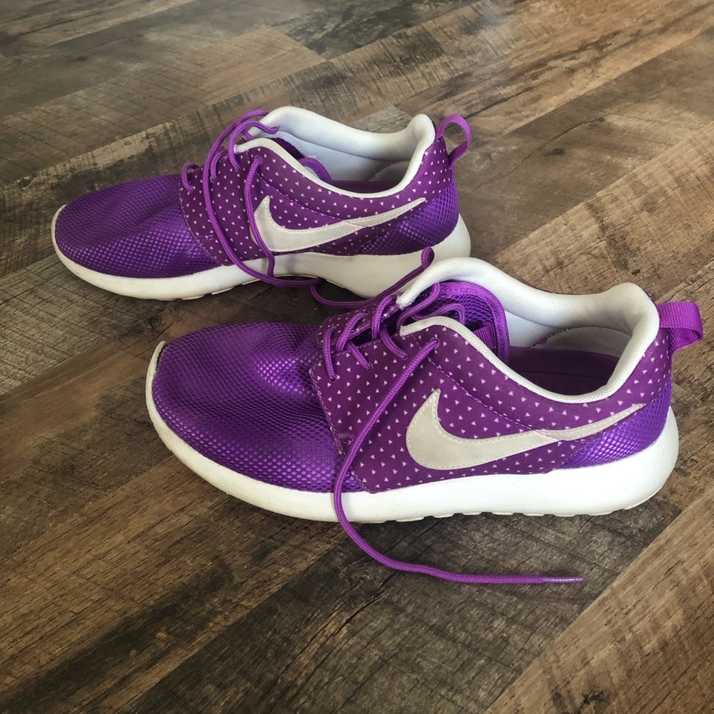 Women’s size 8 roshe runs